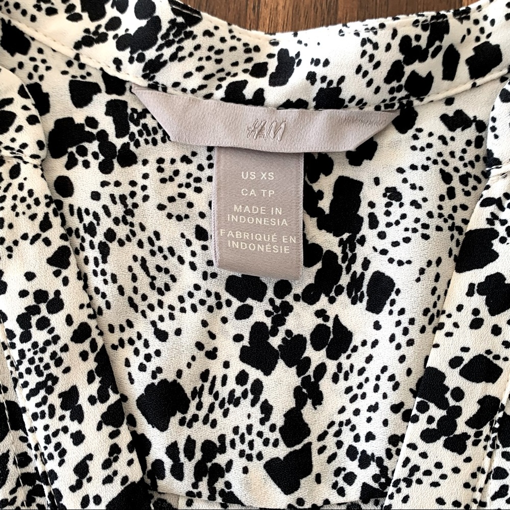 H&M Flutter Sleeve Pleated Print Top Blouse Xs - image 8